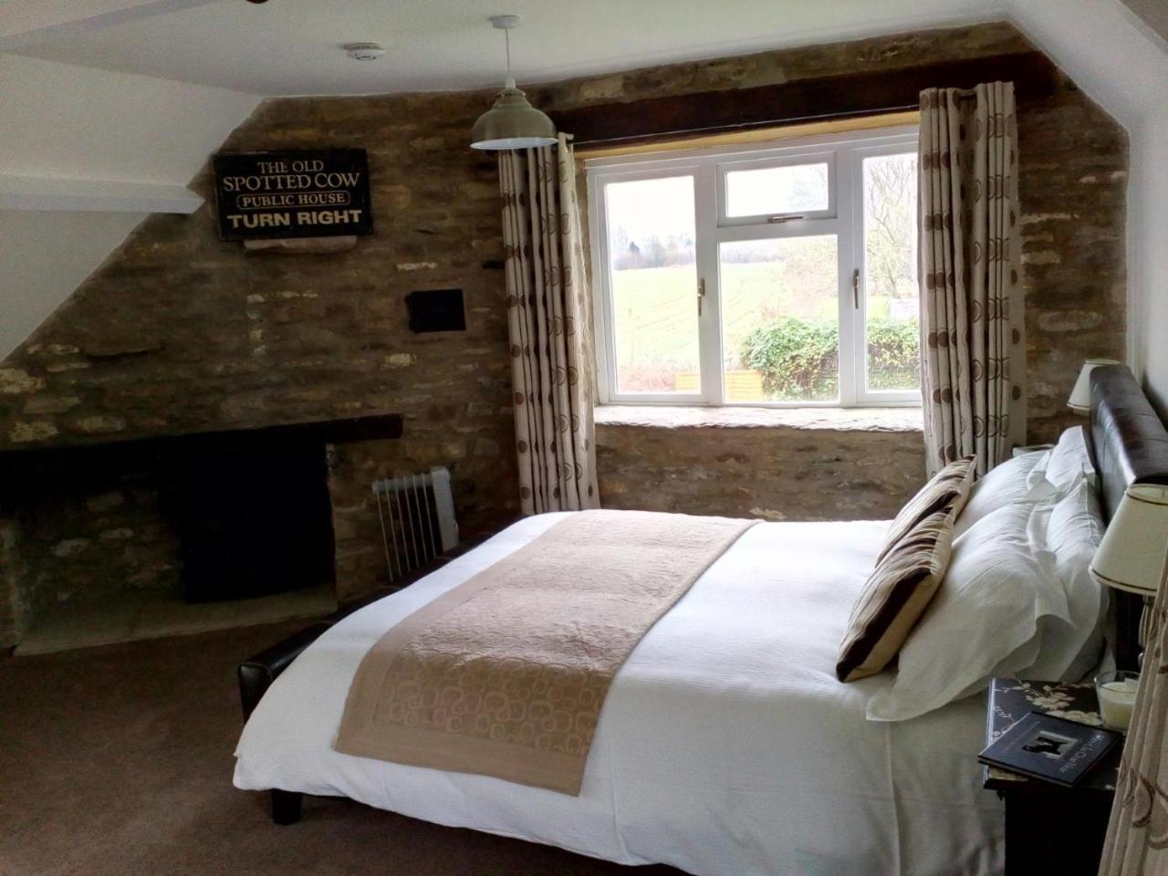 The Old Spotted Cow Bed and Breakfast Marston Meysey Εξωτερικό φωτογραφία